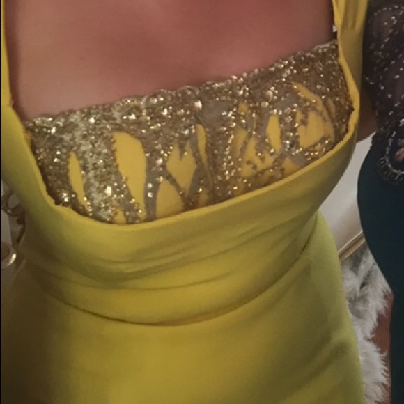 Yellow gown with embellishment - Picture 6 of 6